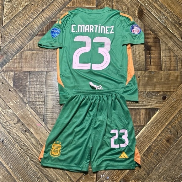 Argentina 2024 Goalkeeper Dibu E.Martinez Copa America champions kids set - Picture 2 of 2